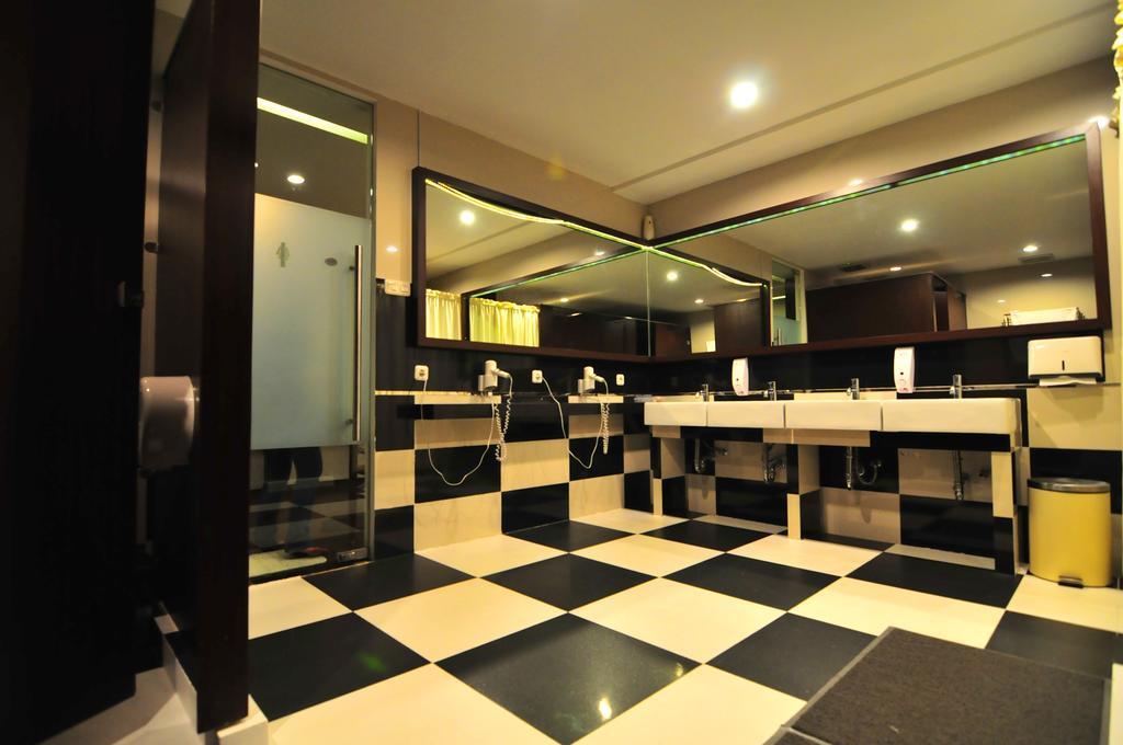 Capsule Hostel Old Batavia Jakarta Exterior photo
