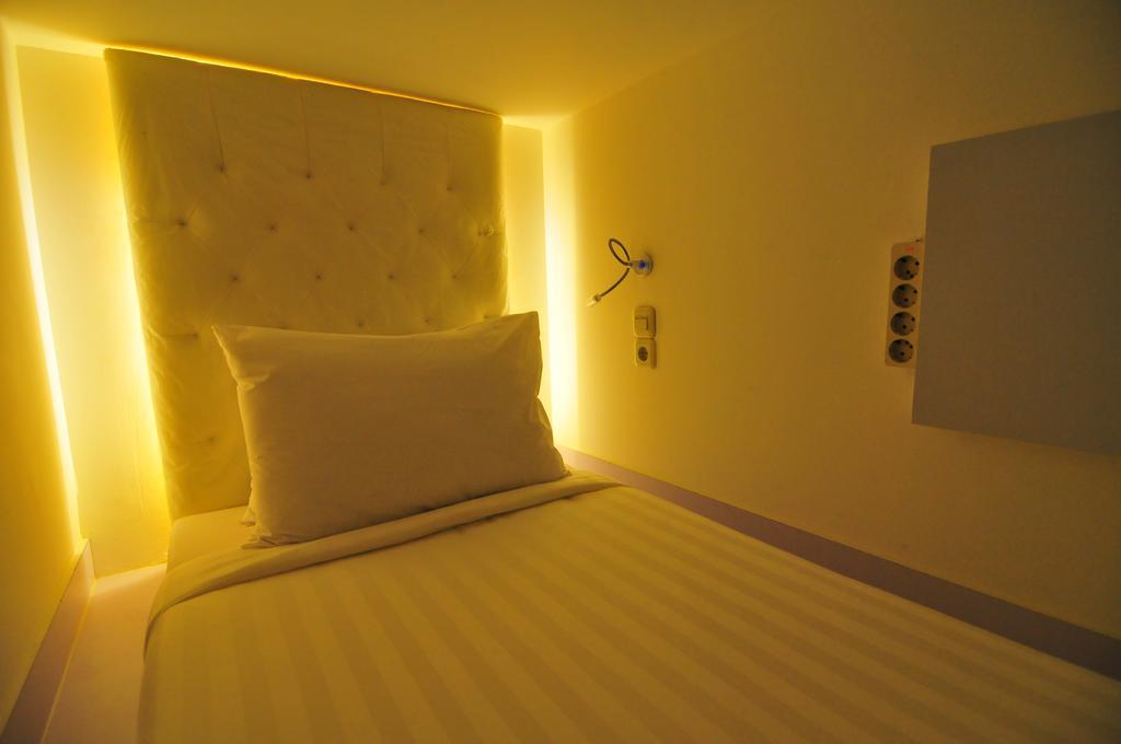 Capsule Hostel Old Batavia Jakarta Room photo