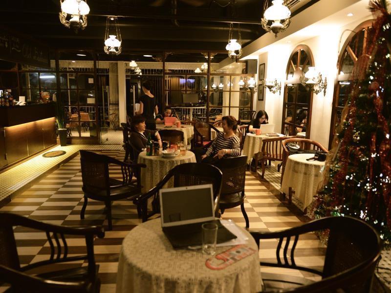 Capsule Hostel Old Batavia Jakarta Exterior photo